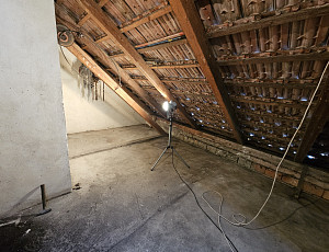 Zateplení stropu patrového rodinného domu pomocí foukané izolace